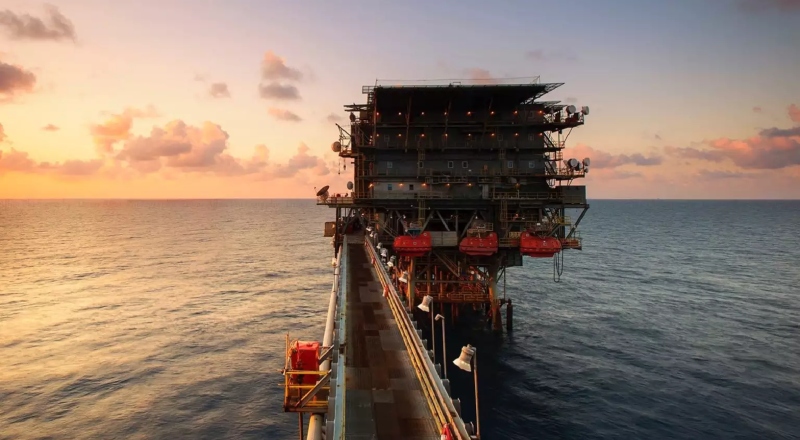 Petróleo dispara mais de 4% e sobe para US$ 105 com espera por negociação entre EUA e Irã