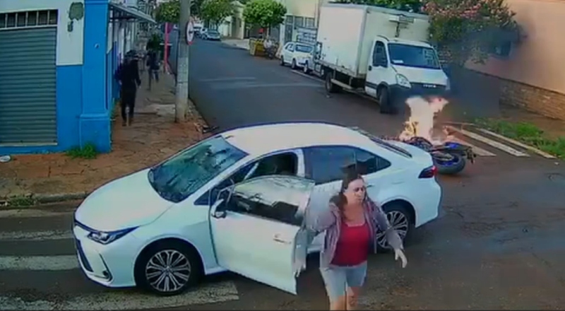Moto explode após motoqueiro ser arremessado em grave acidente; veja vídeo
