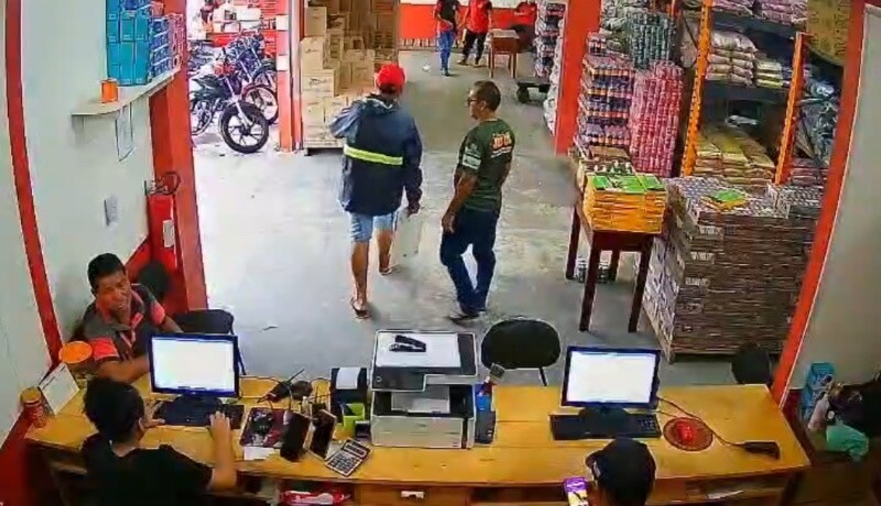 Trabalhador decepa mão de bandido durante assalto em mercadinho; veja vídeo