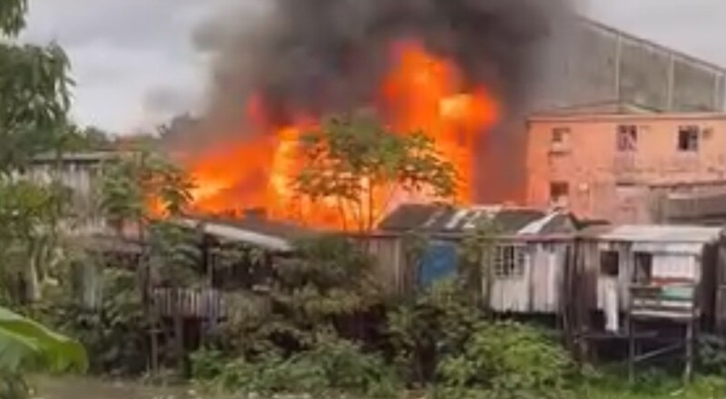 Urgente: incêndio de grandes proporções destrói casas e deixa moradores em pânico no São Jorge; veja vídeos