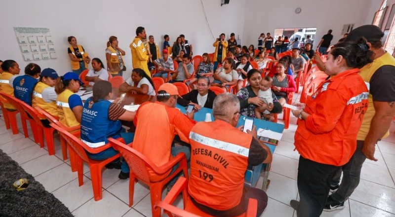 Prefeitura de Manaus presta assistência imediata a famílias atingidas por incêndio no bairro São Jorge