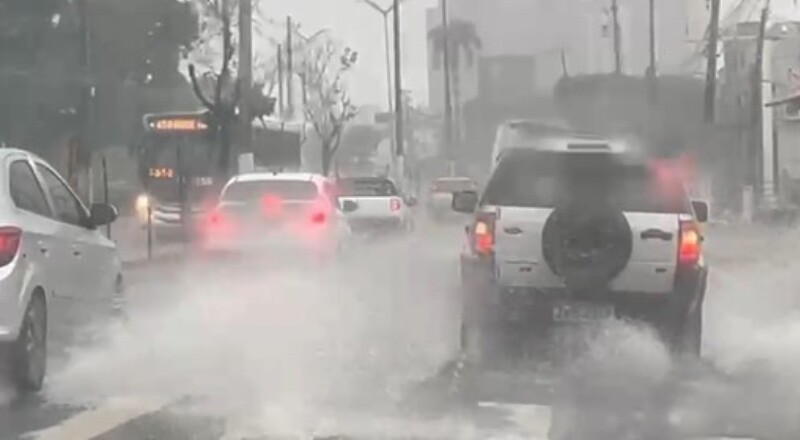 Chuva forte atinge Manaus nesta segunda (4) e eleva risco de alagamentos