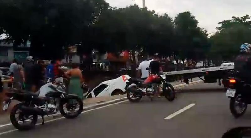 Carro despenca em igarapé da Avenida Brasil durante acidente em Manaus; veja vídeo