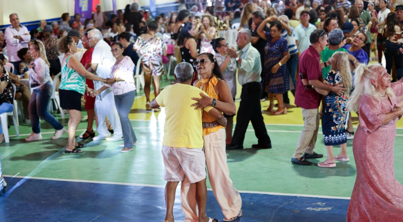 Prefeitura de Manaus reúne mais de 1,5 mil pessoas idosas no ‘Bolerão no Parque – Especial Dia das Mães’