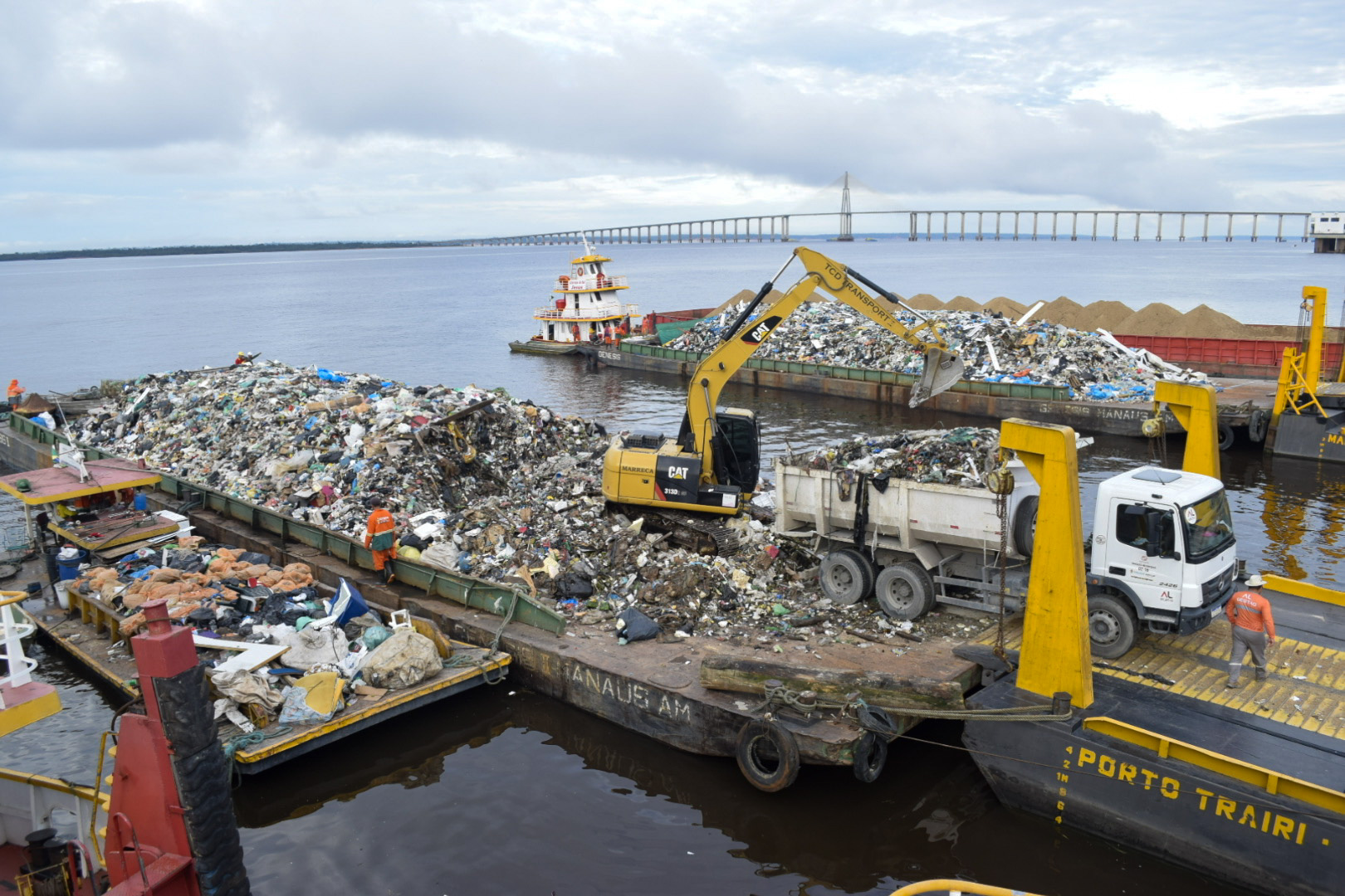 Prefeitura de Manaus realiza 4ª operação de transbordo do ano e retira cerca de 300 toneladas de resíduos da orla do rio Negro