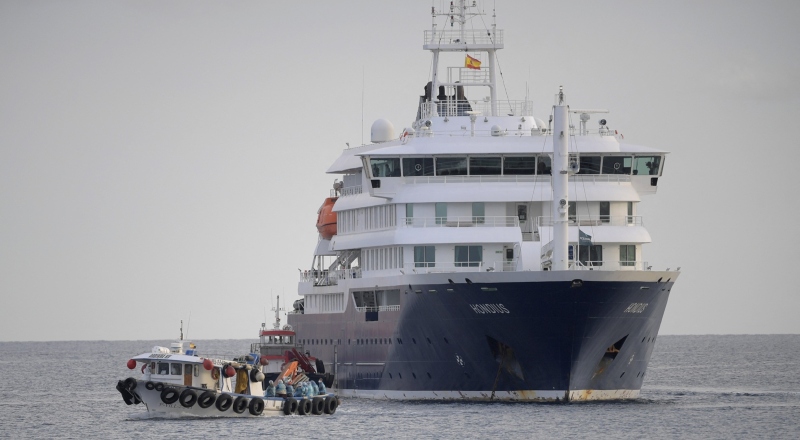 Passageiros começam a deixar navio onde houve surto de hantavírus