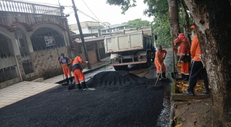 Prefeitura de Manaus intensifica recuperação asfáltica no bairro Flores e reforça segurança viária
