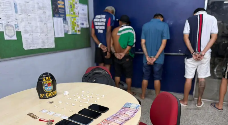 A casa caiu: “Novinhos do pó” são presos por tráfico de drogas no bairro Compensa; veja vídeos