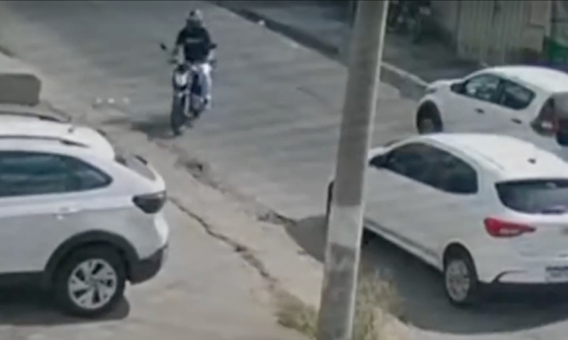 Tudo filmado: veja momento em que homem é atropelado e executado com tiros de fuzil no meio da rua