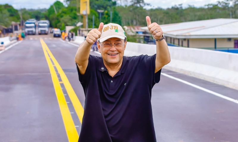 Eduardo Braga comemora liberação do Ipaam para canteiro de obra da ponte do Igapó-Açu na BR-319