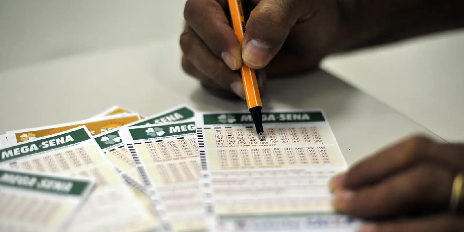 Mega-Sena acumula de novo e poderá pagar R$ 165 milhões no domingo (9)