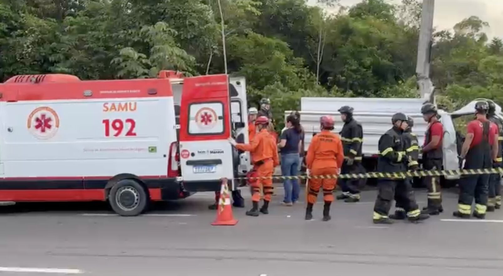 Urgente: idoso fica preso às ferragens em grave acidente na avenida do Turismo