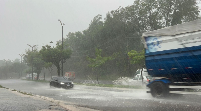 Tempestade coloca Manaus em alerta de risco severo nesta sexta-feira (15)
