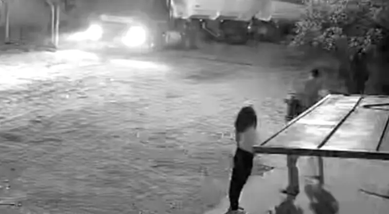 Tragédia: menino de 6 anos morre atropelado por caminhão na frente da família; veja vídeo