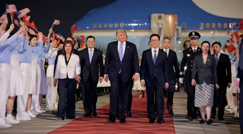 Vídeo de Trump sendo recebido na China ao som de Y.M.C.A é Fake, mas a música foi tocada mais tarde no banquete de Estado; veja
