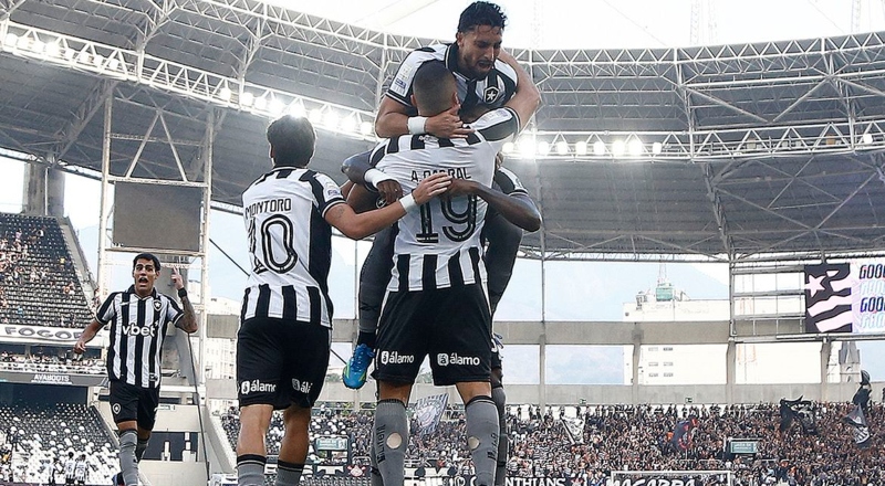 Botafogo vence Corinthians pelo Brasileirão com três de Arthur Cabral
