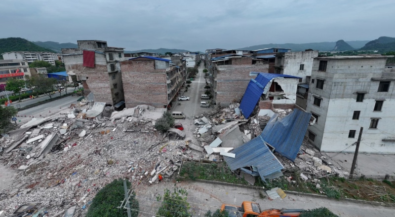 Terremoto na China derruba prédios, deixa dois mortos e força retirada de sete mil pessoas