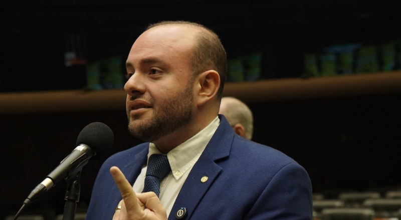Deputado Fausto Júnior rebate fake news e reafirma apoio ao fim da escala 6×1