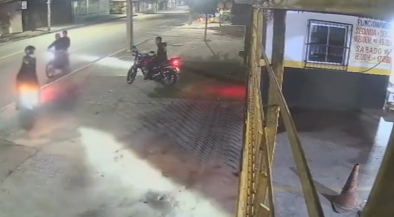 Motoqueiro é encurralado e executado por criminosos; veja vídeo