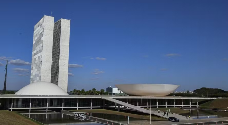 CCJ da Câmara adia análise de PEC sobre redução da maioridade penal