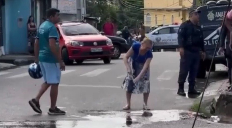 Idosa esfrega a rua para limpar o sangue do próprio filho que morreu em acidente em Manaus; veja vídeo