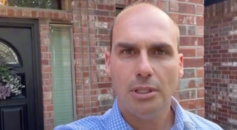 Eduardo Bolsonaro aciona polícia no Texas após ter propriedade invadida: “Associados ao PCC bateram aqui em casa”; veja vídeo