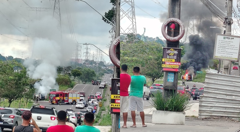 Motorista perde controle, bate Fiorino em poste e veículo pega fogo na Avenida das Torres