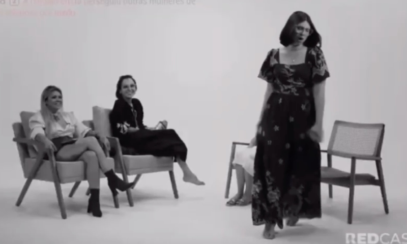 “Chuparia você todinha”: ‘bruxa feminista’ assedia jovem durante debate; veja vídeo