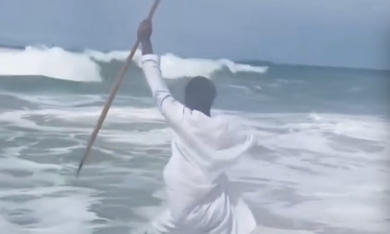 Viralizou: falso ‘profeta’ tenta abrir o mar como Moisés, mas acaba arrastado pelas ondas; veja vídeo