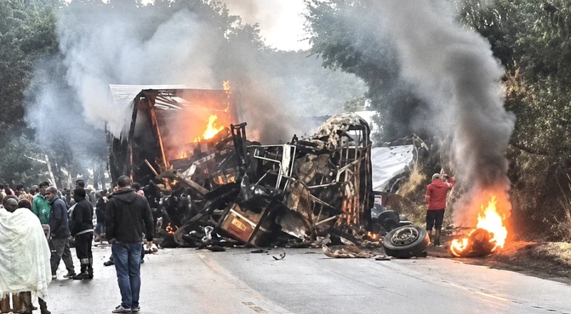 Grave acidente entre carreta e ônibus deixa oito mortos na BR-251