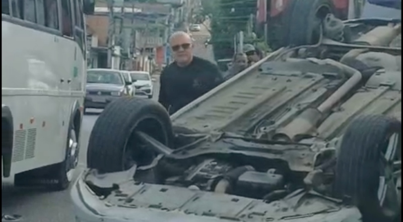 “Como ele fez isso?”: carro capota e interdita avenida no Novo Aleixo; veja vídeo