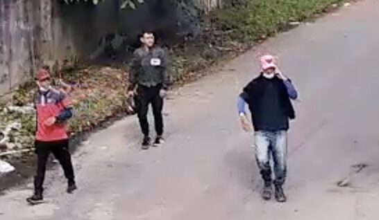 Veja o momento em que criminosos armados invadem concessionária, trocam tiros e fogem no bairro Cidade de Deus