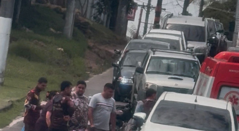 Urgente: motoqueiro sofre grave acidente no bairro Flores; veja