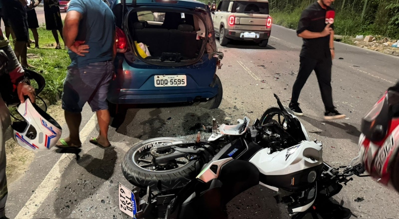 Motoqueiro fica gravemente ferido após colidir em carro parado na Avenida Margarita, em Manaus