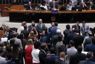 Câmara aprova, em primeiro turno, PEC do fim da escala 6x1 e benefícios