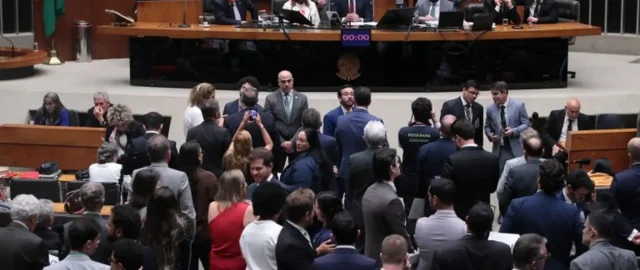 Câmara aprova, em primeiro turno, PEC do fim da escala 6x1 e benefícios