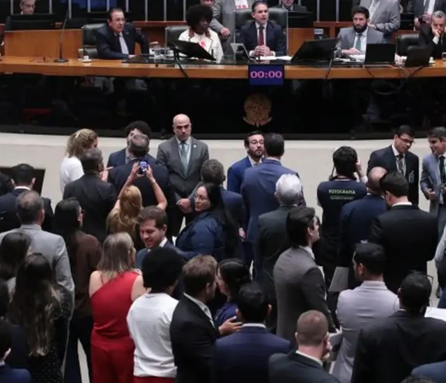 Câmara aprova, em primeiro turno, PEC do fim da escala 6x1 e benefícios