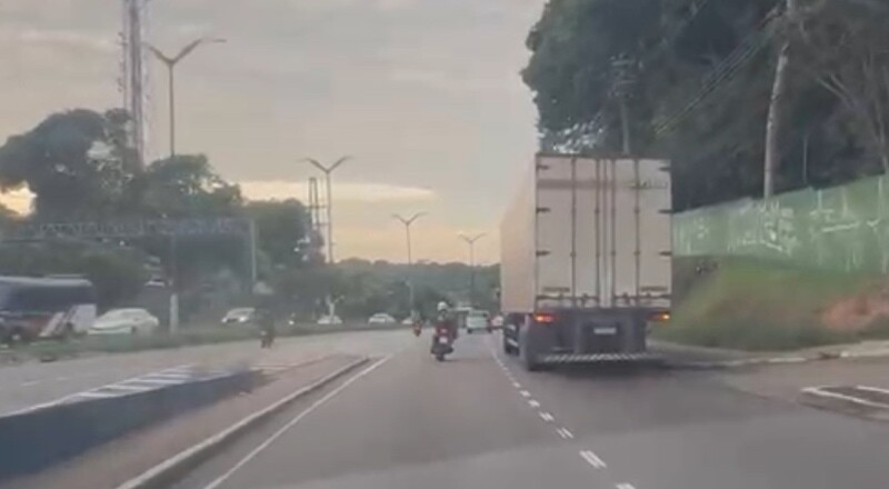 Urgente: motoqueiro é esmagado por caminhão na Bola do Coroado; veja vídeo