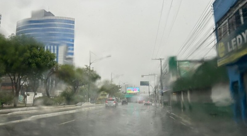 Manaus amanhece debaixo de chuva e previsão indica temporais ao longo deste domingo (31)