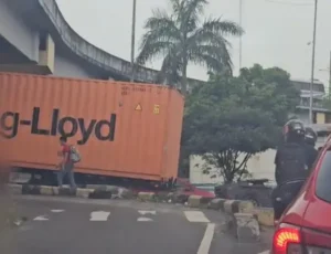Contêiner se desprende e deixa Bola do Coroado congestionada na manhã de segunda-feira (1º/6); veja vídeo