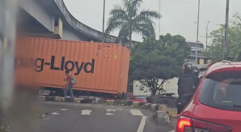 Contêiner se desprende e deixa Bola do Coroado congestionada na manhã de segunda-feira (1º/6); veja vídeo