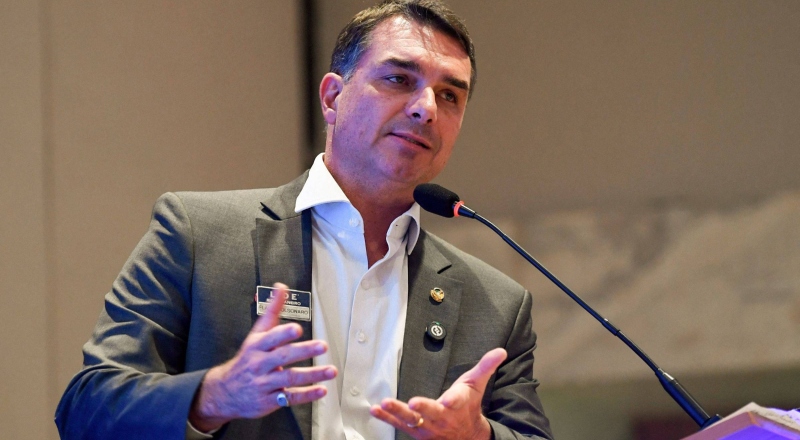 Operação contra produtora de ‘Dark Horse’ ‘não tem nada a ver’ com o filme, diz Flávio Bolsonaro