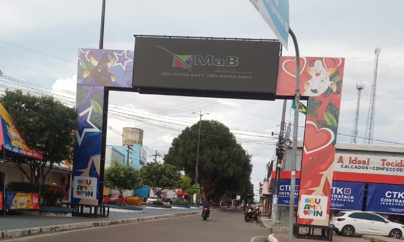 Portais de propaganda em Parintins geram denúncias por supostas irregularidades estruturais