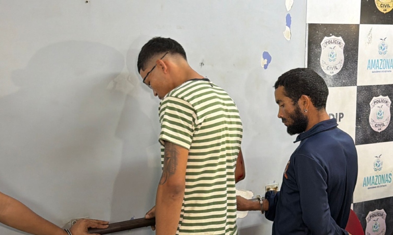 A casa caiu: homens são presos vendendo drogas na Praça 14; veja vídeo