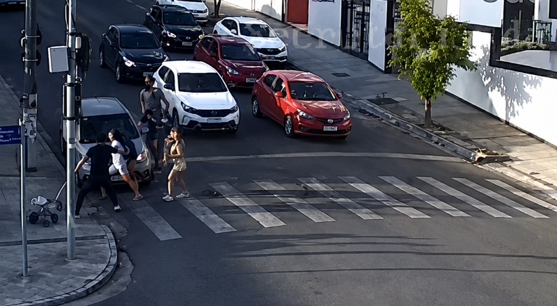 Motorista que atropelou família e fugiu teve ação registrada por câmeras; veja vídeo