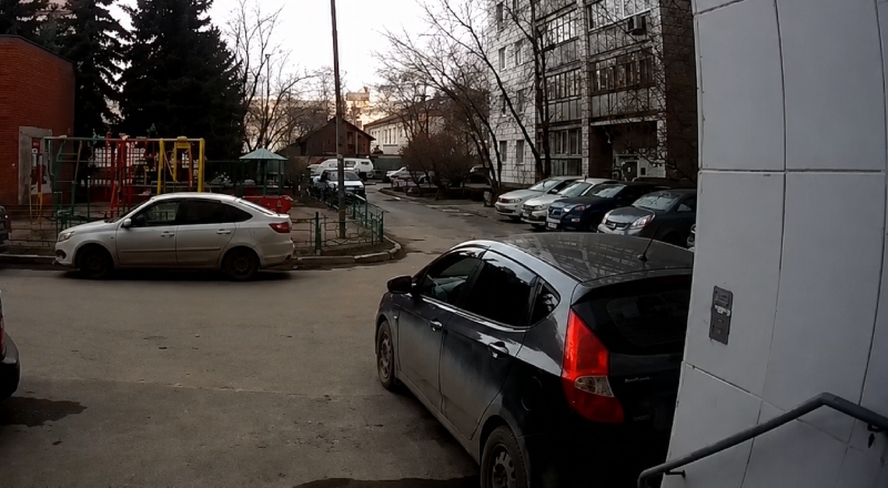 Milagre: idosa que fazia faxina cai do 6º andar e sobrevive após ter queda amortecida por carro; veja vídeo