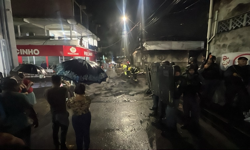 Familiares protestam e pedem justiça pela morte de jovem em Manaus; veja vídeo
