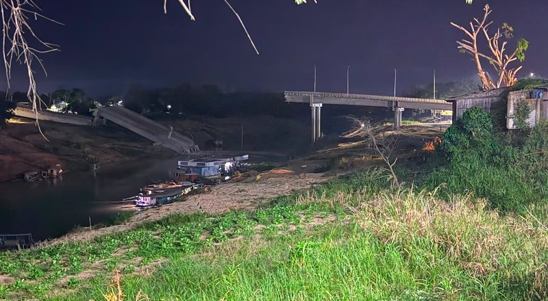 Ponte de R$ 32 milhões desaba no Acre e homem fica preso sobre escombros; veja vídeo