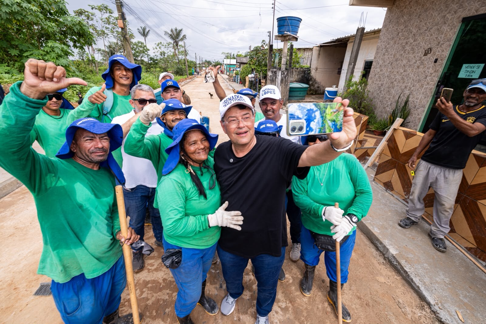 Eduardo Braga faz nova vistoria às obras de pavimentação no Cacau Pirêra e acompanha avanço dos serviços