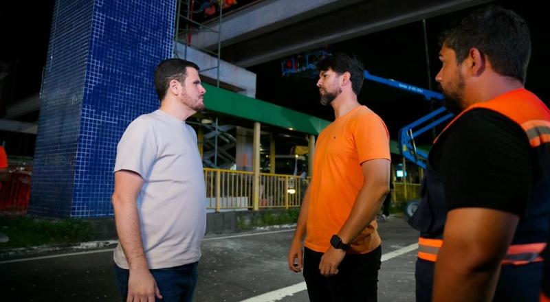 Renato Junior vistoria obras da nova passarela da Torquato Tapajós que promete mais segurança aos pedestres